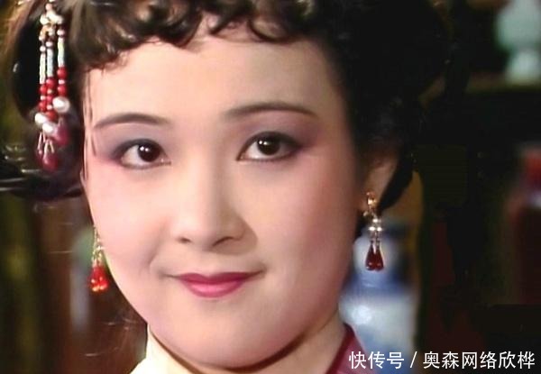 薛姨妈|《红楼梦》里贾母为何要让薛宝琴和林黛玉认干妈?