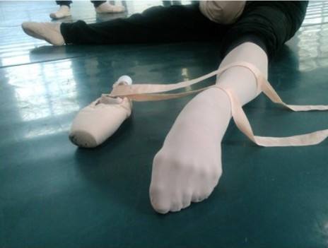 活到|每晚睡前坚持拉足背,让你活到98,比走一万步都管用