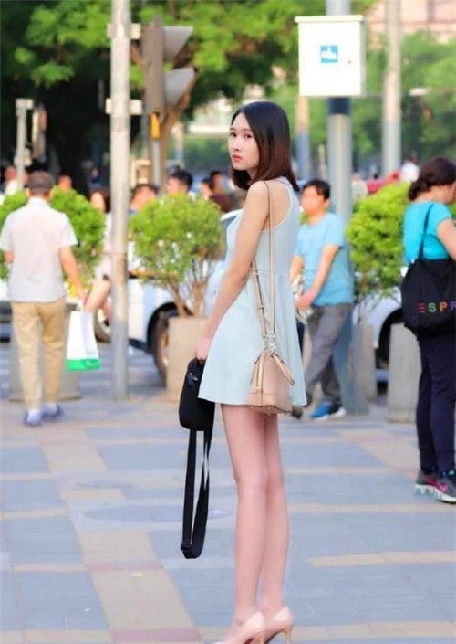街拍:身穿吊带连衣裙的小美女,精致动人灵气