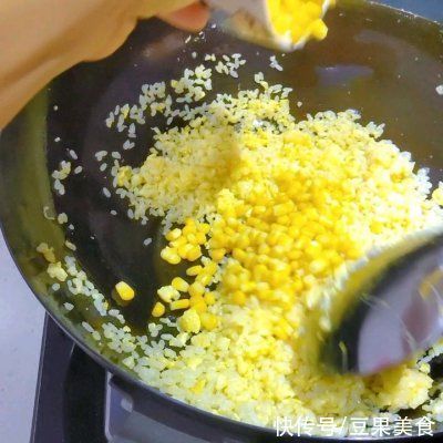 芝士黄金炒饭这样做实在太美味，碗盘都要舔干净