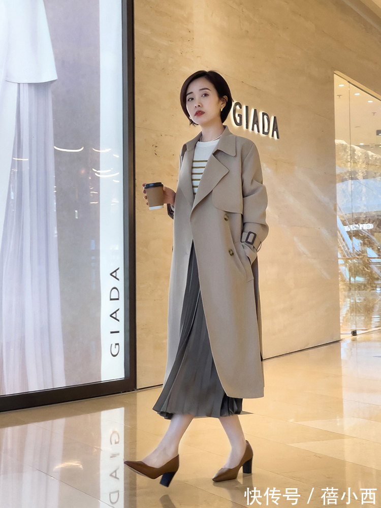搭配 卡其色“风衣”才是永远的经典,2022年依然很火,这样穿太美了
