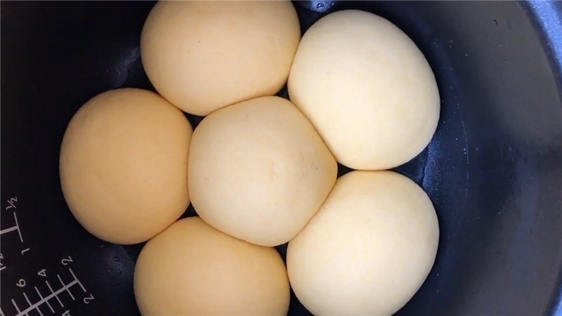  早餐教你用电饭锅做馒头，比用蒸锅做的还简单，馒头蓬松好吃