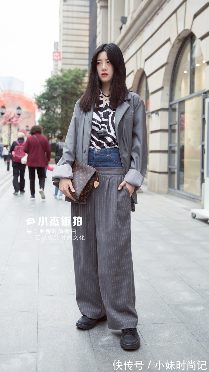 街拍|武汉街拍,白T恤搭配百褶裙,仙气十足让你回头率爆棚