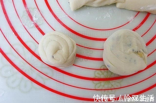 这是我最常做的主食,和面不用饧,半小时就上桌,又香又软