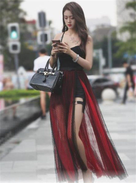 粉色|街拍身穿粉色上衣的小姐姐,忧郁的表情,可爱又动人