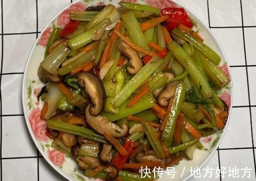 芹菜|素炒芹炒没味道?加入这个食材,不用肉不加调料,好吃到舔盘子