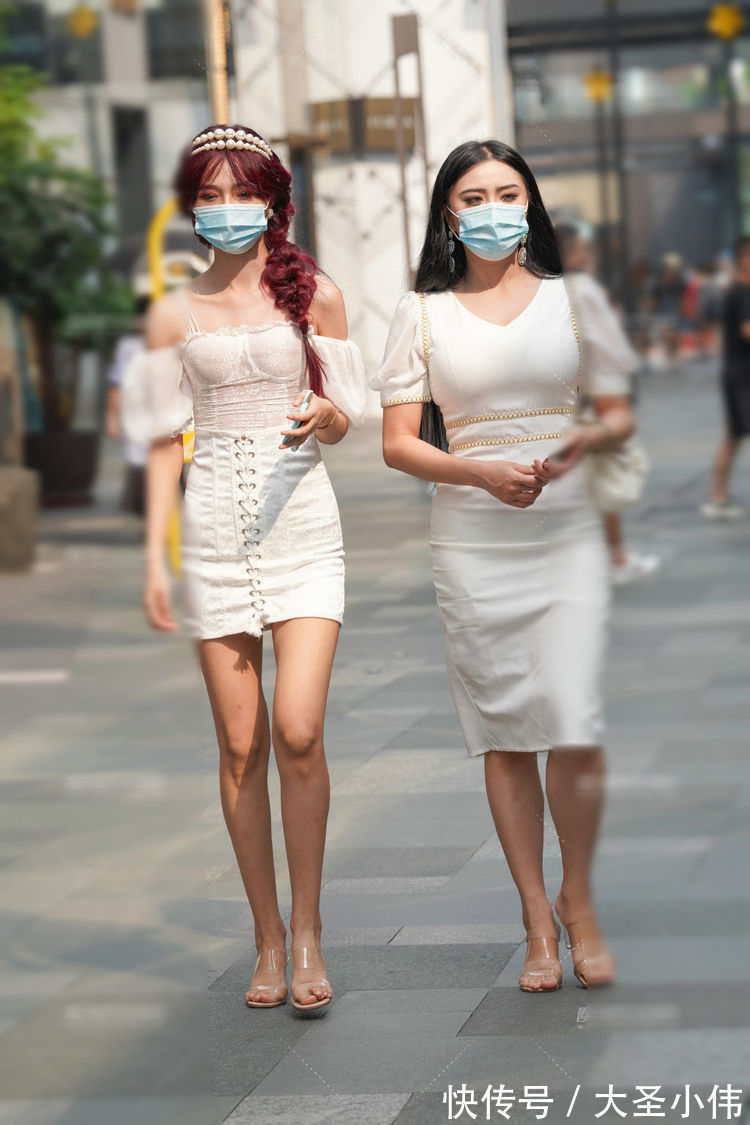 高跟鞋 美女街拍:吊带款的紧身裙和黑色短裤,都可以展现出优雅的魅力