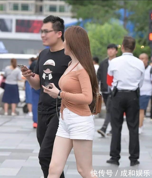 傲娇 舒适服帖的打底裤穿搭简约不失潮流感,展示傲娇的体态,都市韵味!