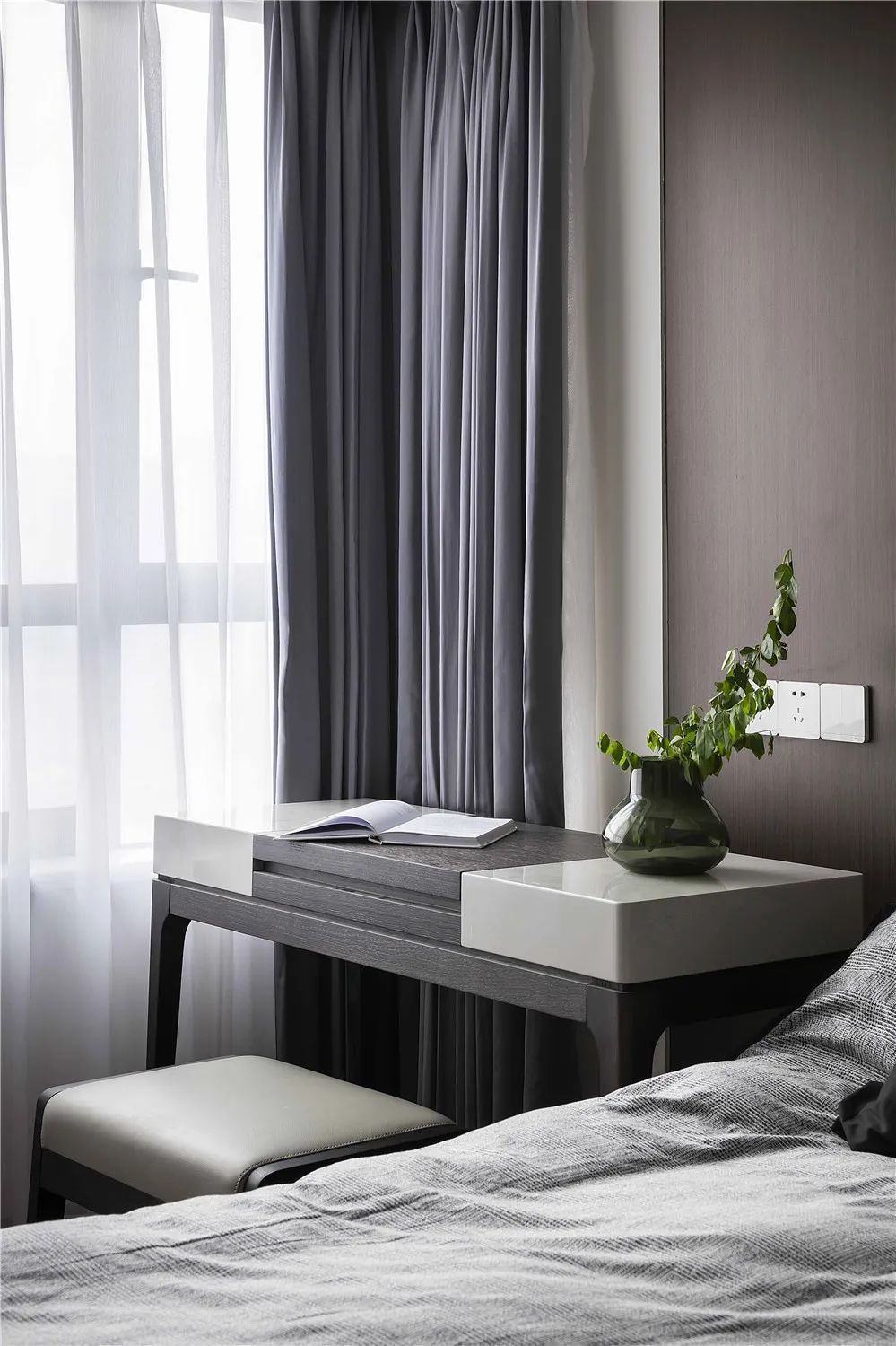 床头|114㎡现代,朴素简雅的空间,黑白配的设计,稳重端庄有档次