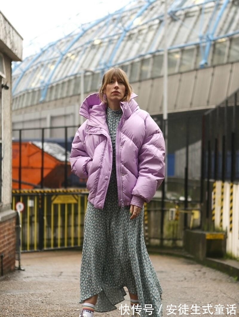 时髦 穿羽绒服别配长裤了,换成裙子时髦又精致,甜美女生都这么穿