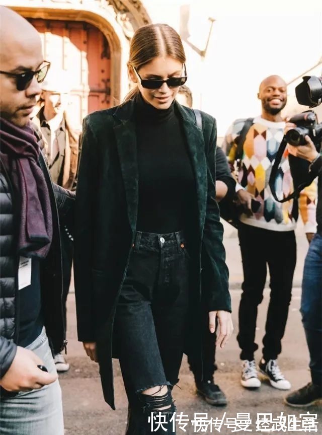 毛衣 “卫衣”大势已去,今冬开始流行“赫本风”毛衣,简约百搭又高级