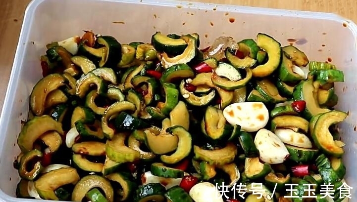 黄瓜如此腌最好吃,每年夏天我总会腌20斤,清脆爽口,家人都爱吃