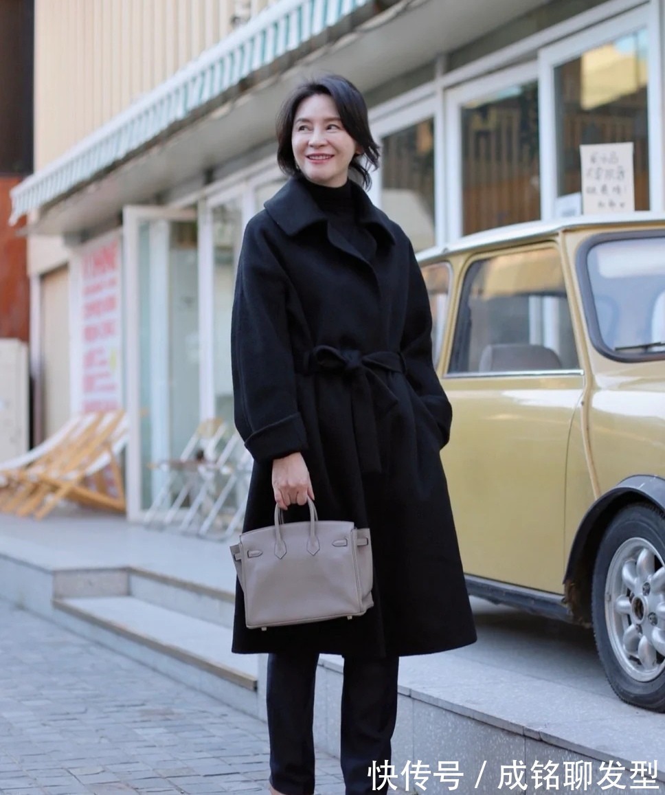 裤装|时髦又养眼,这位中年妈妈真会穿,从款式到搭配,既减龄又有品位