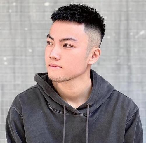 初夏男生发型也别瞎剪，2021年当下流行的男生发型图鉴参考！