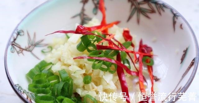 胡萝卜丝|秋天雨水多,遇到这碱性蔬菜记得吃,1块一斤,切丝一蒸营养美味!