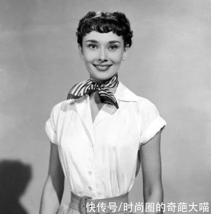 奥黛丽赫本|丝巾你还围出大妈味道？学会这小巧思，胜过你买一百件土气新衣