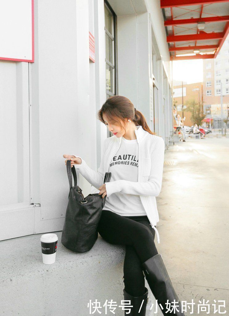 街拍美女: 白色上衣搭配黑色裤子, 打造白黑色CP