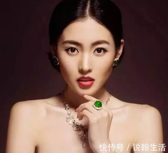 吊坠|有东方韵味的翡翠项链，时尚而高贵，演绎属于气质女性的独特美感