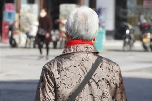 臀部|一个人老没老,不只看年龄,身上5个特征明显,也该服老了