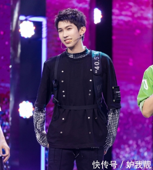 礼仪 礼仪小姐当众滑倒,林墨捧腹大笑素质低?粉丝“孩子论”惹争议