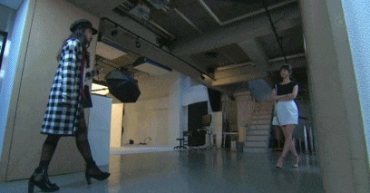 |搞笑GIF趣图:妹子你热我理解,但这个风扇有点小,吹的不够全面