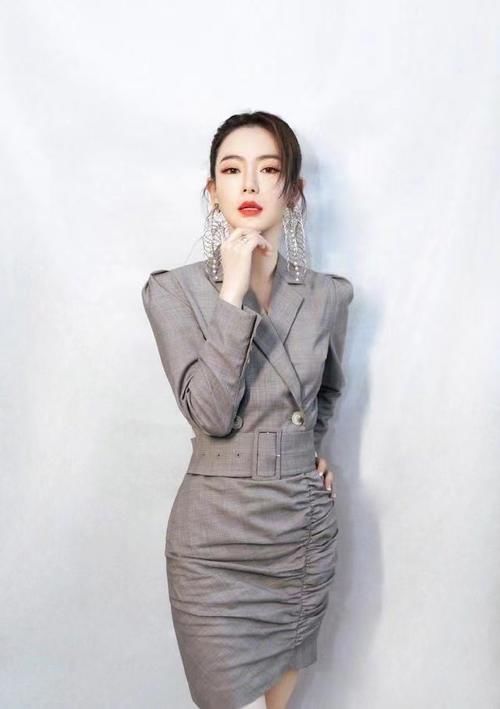 西装裤已经失宠了，今年流行的是“西装裙”，不少明星都在穿