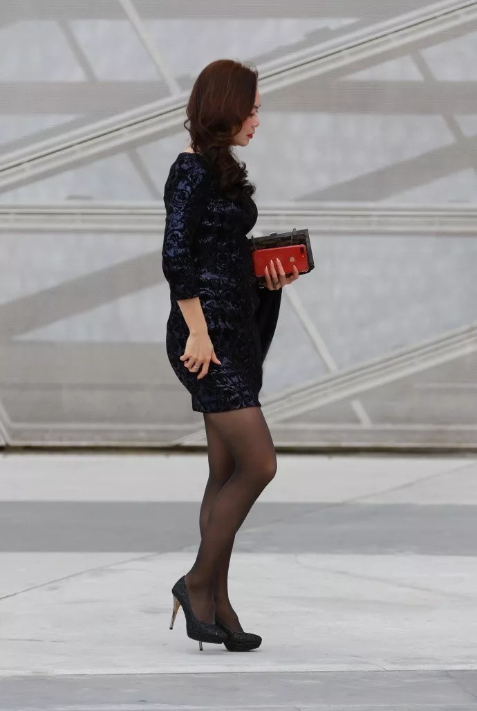 高跟鞋气质优雅,衬托出女生娇美身材