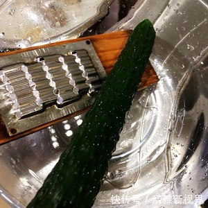 餐桌|夏天餐桌上最受欢迎的一道菜，做法简单，5分钟就搞定，百吃不腻