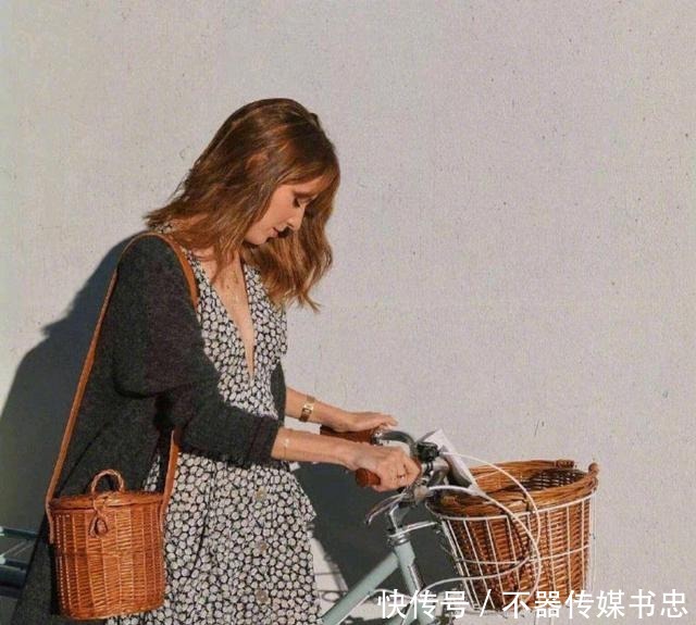 春天的衣服不需要太多,有这件“针织开衫”就足够,配裙子都好看