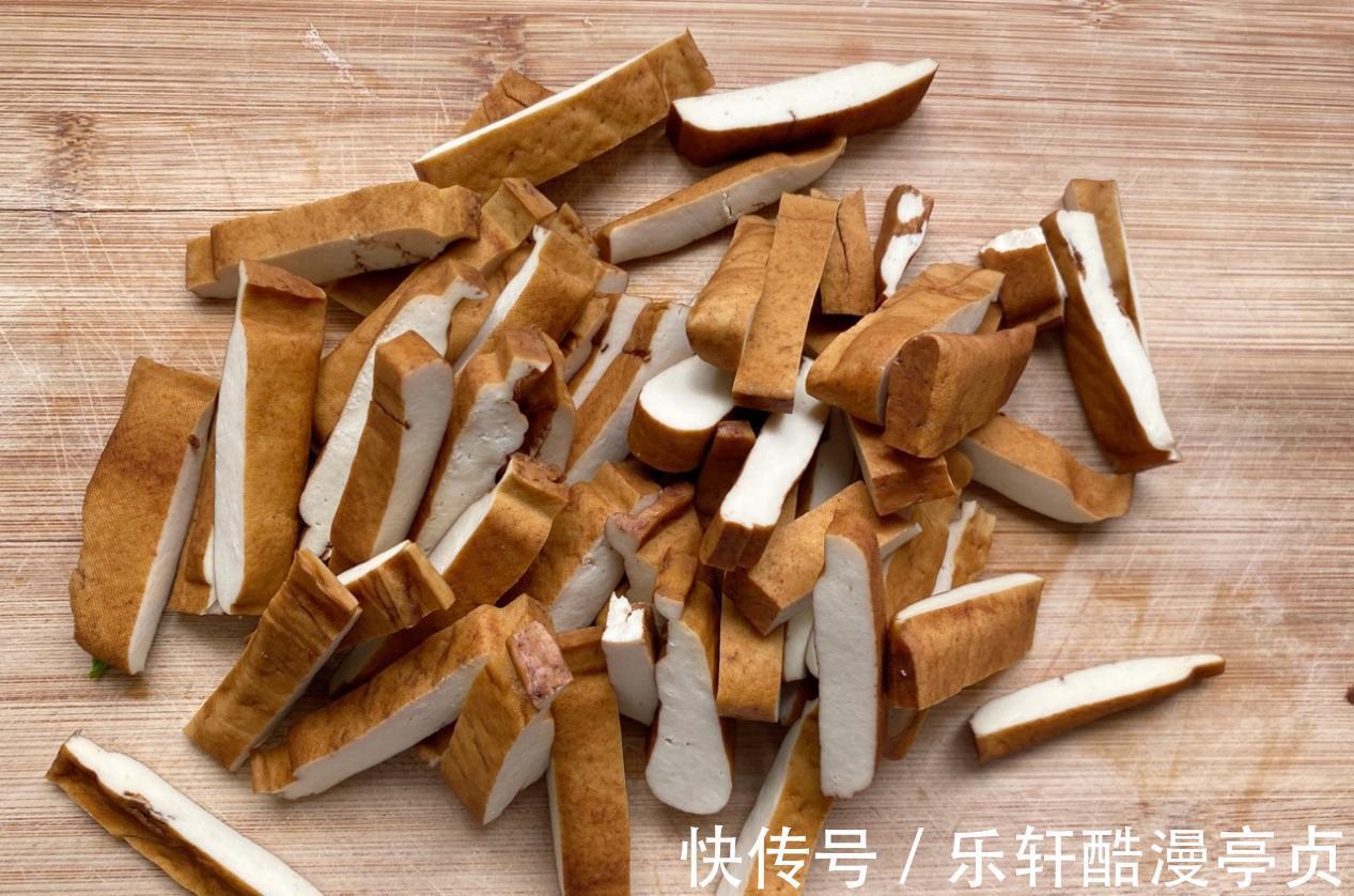 蒜苗炒豆干|蒜苗和豆干搭配,简单炒一炒,鲜美下饭,好吃又解馋