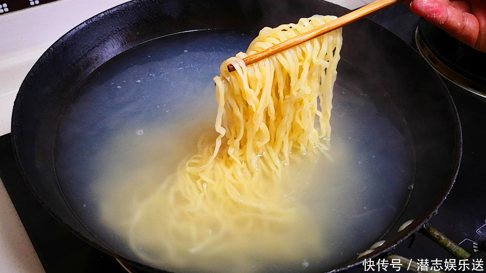 煮面条时,最忌水开下锅,面馆老板牢记3点,面条爽滑又筋道