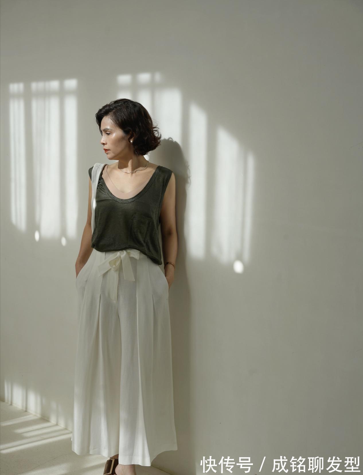 无袖|五十岁的女人千万别服老，学学这位姐姐的穿搭，时尚减龄气质出众