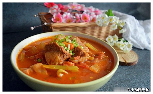 爱吃西红柿炖牛腩？详细做法教给你，牛腩软烂入味，汤汁红润香甜