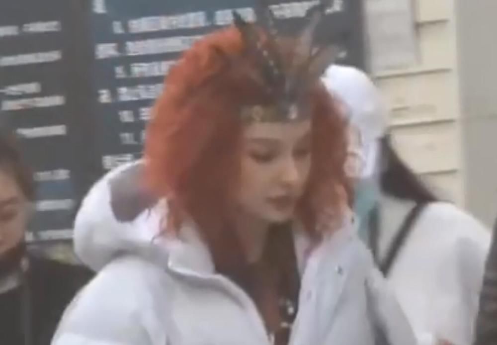 不受风波影响！何炅跨年晚会仍居C位，和魏大勋录节目热聊心情好