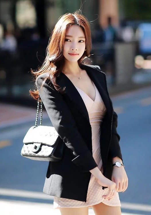 小姐姐|街拍:长发披肩的美女,身材好气质佳,彰显独特的魅力