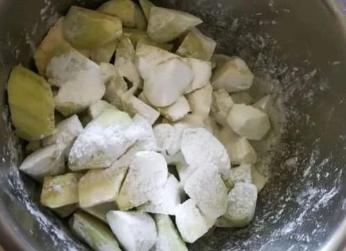 炒茄子时，不要直接下锅炒，忘了这一步，炒出的茄子很油腻