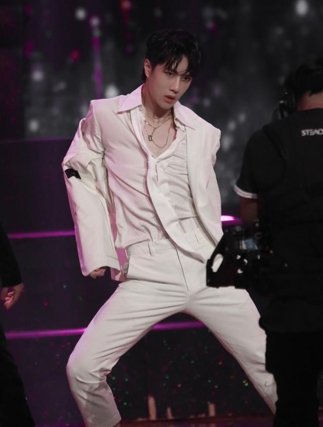 这就是街舞3|王一博跳舞也可以很柔美,舞蹈《散落的华服》,就是最好的证明