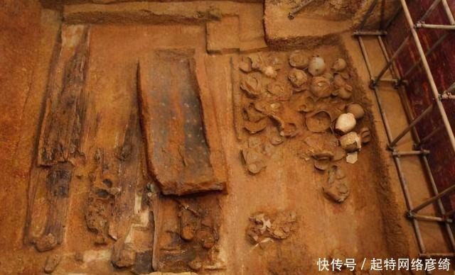 按照汉朝的赙赠制度,刘贺墓中铜钱还在,可是大量的丝绸去了哪里