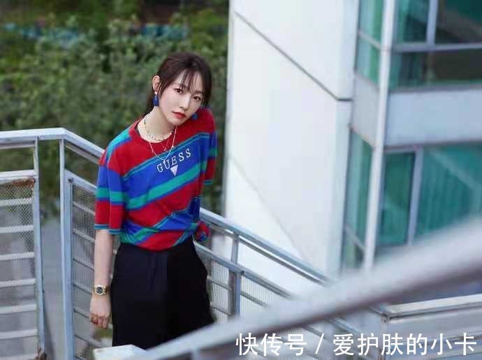 t恤|白百合示范洋气穿搭！彩虹衫+休闲裤配着这样穿，时髦减龄又舒适