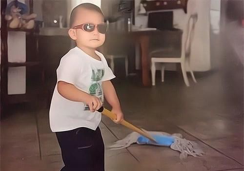 霸總|康康在《爸爸去哪兒》一出場就是“霸總”，其實他兒時也很可愛