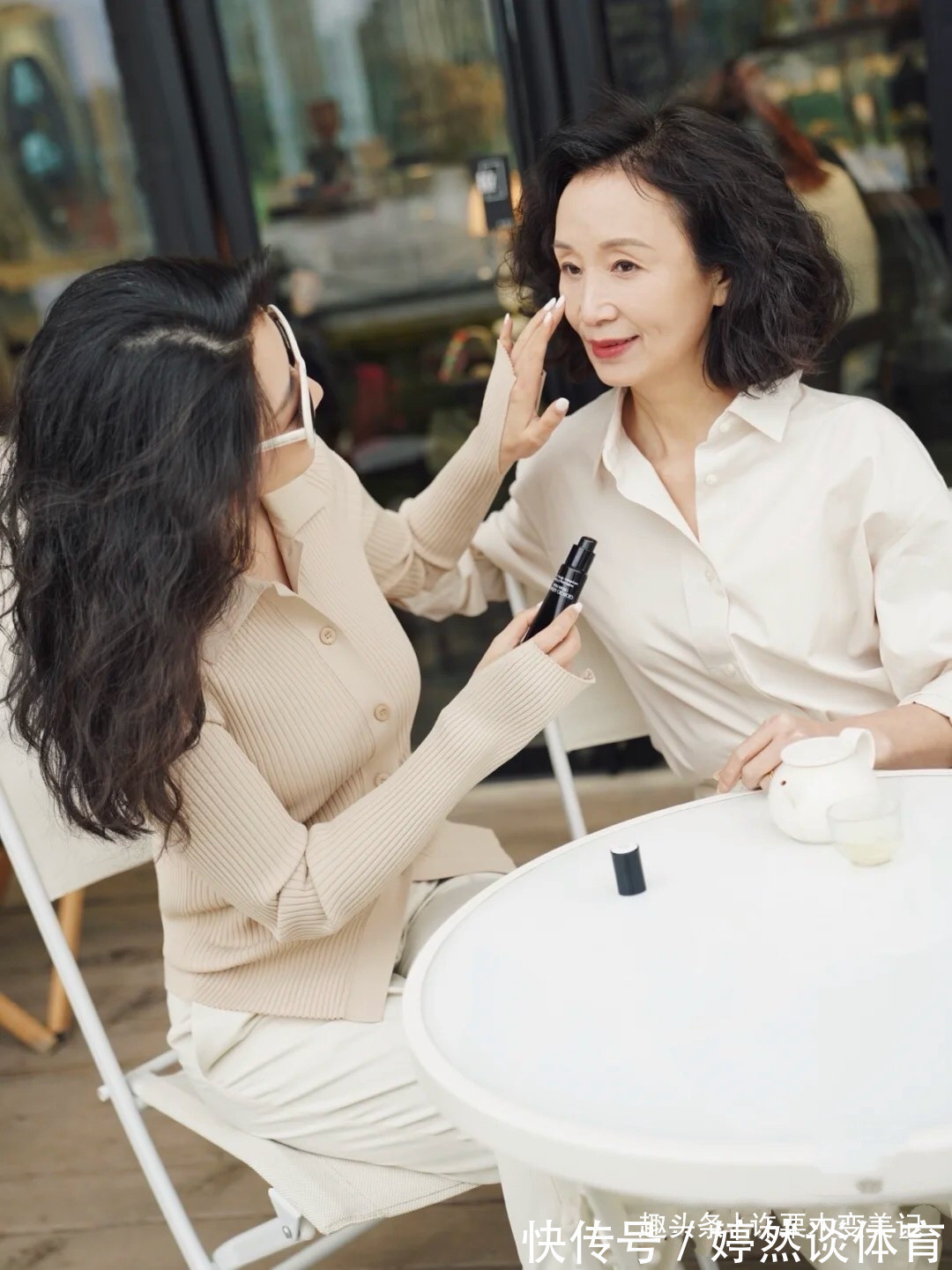 高级感 奔四奔五的女人,不管裙子裤子少穿这5种颜色,显黑不说还很掉价