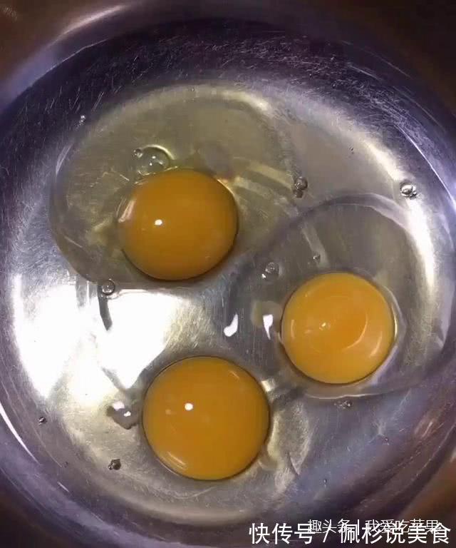 家庭版的自制蛋糕出锅了，邻居孩子吃了三块都不够