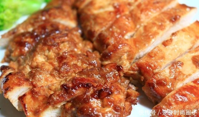 鸡胸肉别再水煮了,教你秘制做法,鲜嫩多汁,肉香四溢,比猪肉香