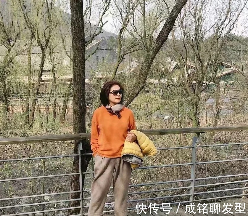 紧身裤|女人过了60岁更要注重气质,学习这位阿姨的穿搭,高雅大气显年轻