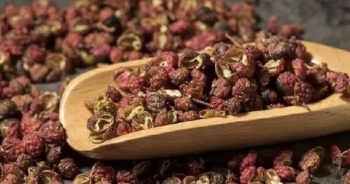 炖鸡肉时,最忌放这6种调料,要想肉香汤鲜,放对料很重要