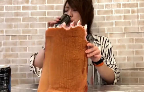 本来就|大胃王吃50斤“烤牛排”,镜头下移1米露馅了,网友:耍我呢?