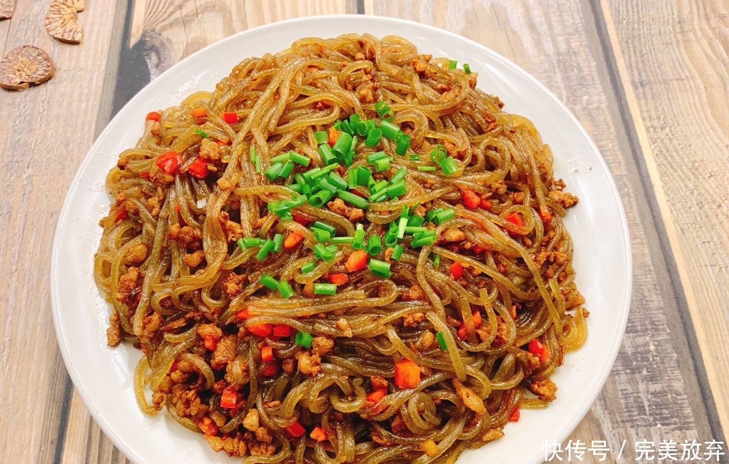 炒粉丝,切记别焯水后就炒,多加1步,粉丝根根?顺滑,还不粘锅