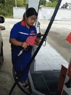 |搞笑GIF:大妹子,你到底是要上去呢,还是要下来啊