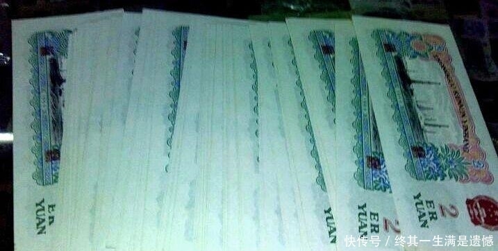 发现|小伙看到奶奶悄悄留下的老纸币, 才发现奶奶是全村最富有的人