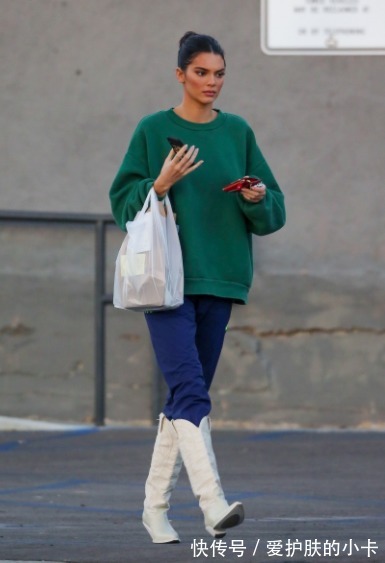 牛仔裤|建议大家:卫衣下面不要老配阔腿裤,今年流行这样穿,时尚显高级